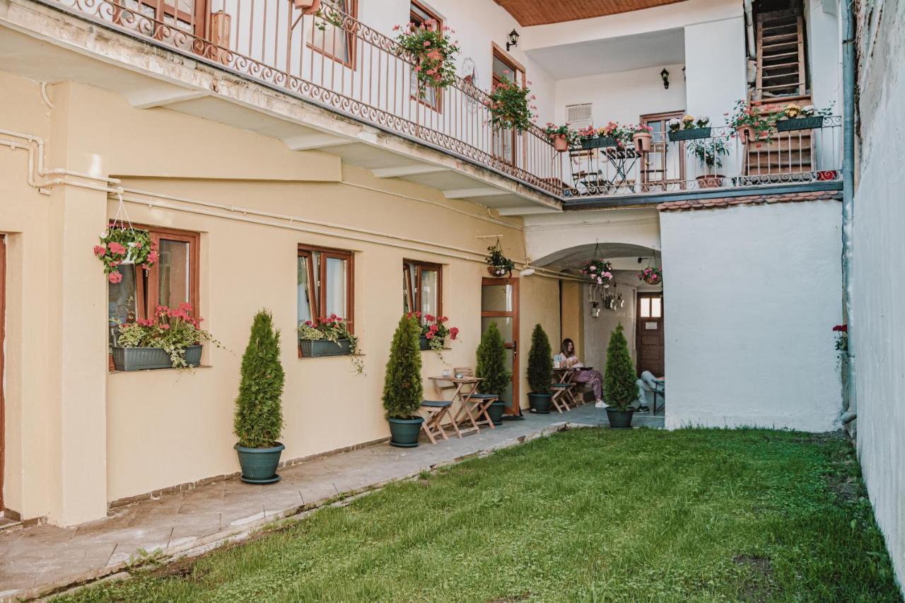 Central Garden Apartments Braşov Exteriör bild