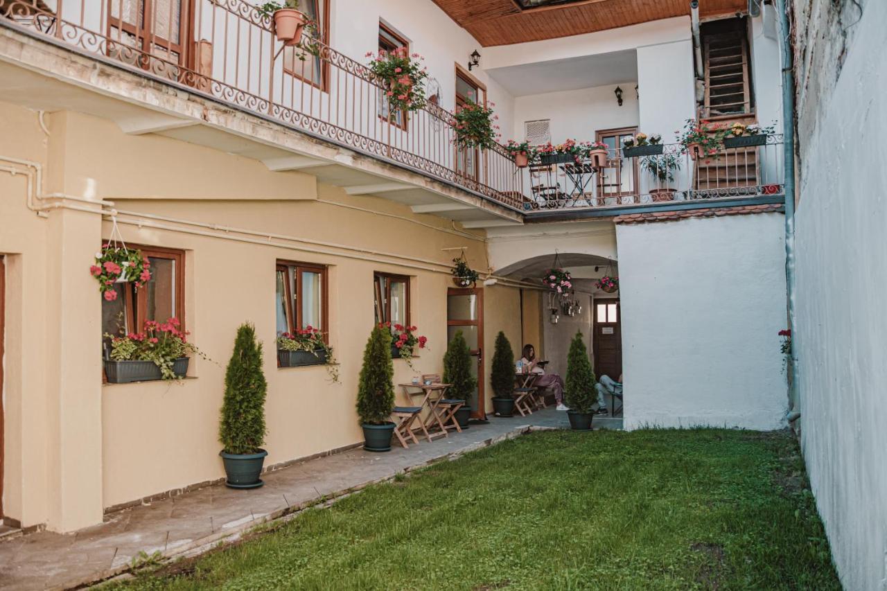 Central Garden Apartments Braşov Exteriör bild